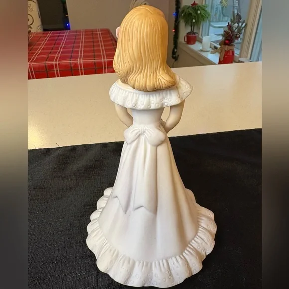 ‘Growing Up Girls’ Age 16 Porcelain Figurine - Picture 3 of 6